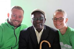 74-årige Joseph fik briller for første gang, da han besøgte Gitte Mose og kollegerne på hospitalet. Her er han sammen med Jesper Nielsen og Gitte Mose.