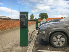 Du kan tanke strøm på din el- eller hybridbil hele døgnet ved rådhuset i Frederiksværk.