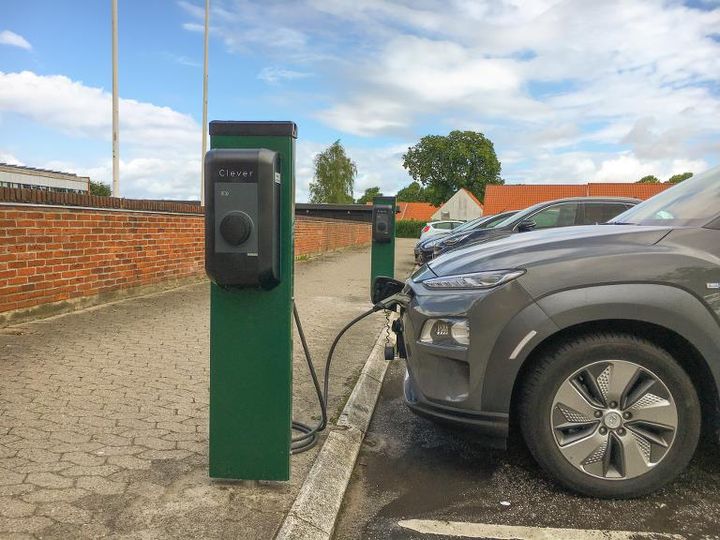 Du kan tanke strøm på din el- eller hybridbil hele døgnet ved rådhuset i Frederiksværk.