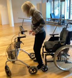 For halvandet år siden sad Pernille Fenger i kørestol og blev flyttet med loftslift, når hun skule i seng og i bad. Massiv pleje var påkrævet. Efter halvandet års intensiv genoptræning alle hverdage i ugen har hun nu kunnet skrotte både liften og kørestolen, hun bruger rollator til længere distancer og tager selv bussen til fysioterapi.