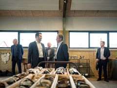 Erhvervsminister Simon Kollerup (S) på besøg hos den LAG-støttede virksomhed Hornvarefabrikken i Bøvlingbjerg.