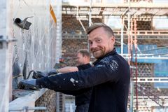 Langt flere murere, elektrikere, chauffører og andre faggrupper med ret til opsparing i PensionDanmark er i stigende grad millionærer alene på pensionsopsparingen. FOTO: Ursula Bach, PensionDanmark