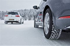 I flere lande omkring os er det et lovkrav, at bilister skal skifte til vinterdæk om vinteren. Det er det ikke i Danmark, men eksperter og fagfolk anbefaler alligevel, at man skifter til vinterdæk, når vejtemperaturen her i overgangen fra efterår til vinter kommer under syv grader.
