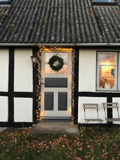 Et smukt hvidt bindingsværkshus sætter rammen om parrets nye liv på Fejø. Med plads til overnattende gæster, spontane besøg fra naboer og julehygge er det præcis, som det skal være.