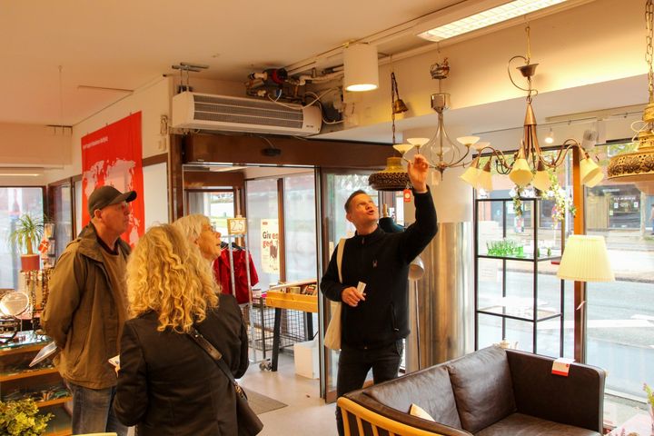 Energikonsulent Dan Weibel undersøger belysningen i en butik på Søborg Hovedgade.
