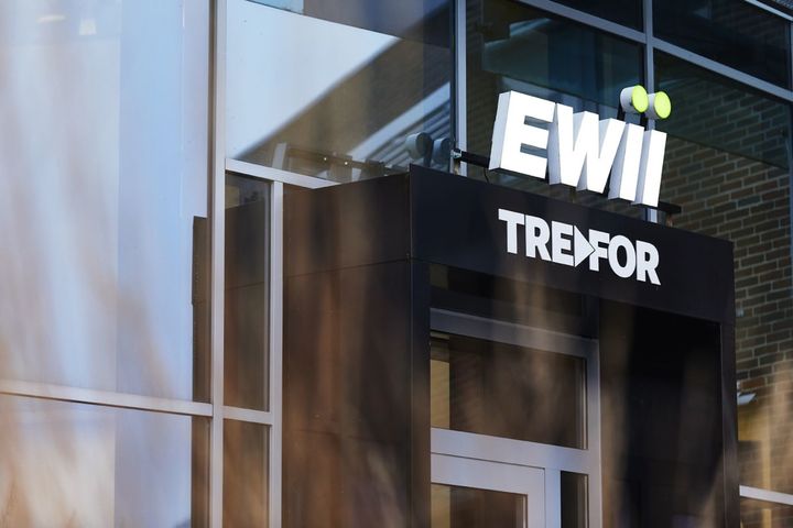 På bestyrelsesmøde i EWII i denne uge blev det besluttet at moderselskabet EWII S/I tilfører datterselskabet TREFOR Infrastruktur 200 millioner. Her ses formand for bestyrelsen Anders Skovdal (th) med administrerende direktør, Lars Bonderup Bjørn.
