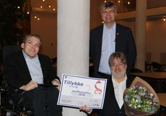 Fra venstre Kristian Hegaard, Thomas Lykke Pedersen og prisvinder Jens Andersen