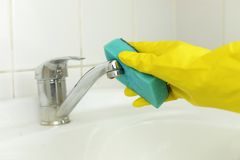 Unge mellem 18 og 32 år sløser med rengøringen. Det viser en undersøgelse, hvor 1.000 unge i aldersgruppen er blevet spurgt til hvor ofte, de gør rent med et rengøringsmiddel derhjemme.