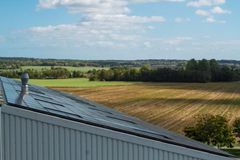 På Lehnsgaard Bornholms Oliemølle har man i en årrække arbejdet med grøn omstilling - blandt andet med energibesparelser, der omfatter store solcelleanlæg på tagene. Foto: Lehnsgaard