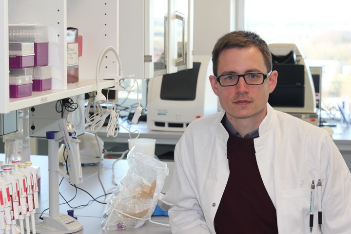 Professor MSO Mads Albertsen fra AAU har i samarbejde med to hospitaler og Statens Seruminstitut sat sig for at analysere coronavirussens arvemasse. Foto: AAU