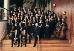 Danmarks Underholdningsorkester er landets første, større musikerejede orkester. Her ses Danmarks Underholdningsorkester sammen med chefdirigent Adam Fischer (foto: Toke Bjøeneboe)