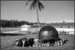 En ung dreng på et forladt sted på øen Île-à-Vache uden for Les Cayes i Haiti. Jan Grarup, februar 2022