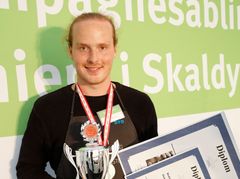 Danmarksmesteren i junior konkurrencen for Østersåbning blev Jesper Madsen fra Hotel Nørre Vosborg