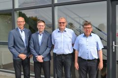 Her ses Henning Nissen(tredje fra venstre) sammen med de nuværende ejere, Henrik Laursen, Michael B. Nissen og helt til højre administrerende direktør, Thorvald Pedersen. Foto: PR