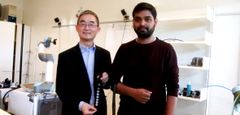 Lektor Shaoping Bai (tv.) og videnskabelig assistent Muhammad Raza Ul Islam med deres patenterede Human Intention Detection Sensor, der gør det muligt at kontrollere robotter ved hjælp af håndbevægelser. Foto: Jakob Brodersen
