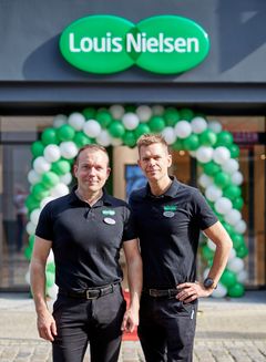 Billedtekst: Indehaverne, Hans Præst (tv.) og Ruben Enger, fejrer, at Louis Nielsen i Randers fylder 20 år. Det sker i 12 dage, den 28. oktober til og med den 9. november. Her giver butikken 50 % på briller fra 795 kr. og gratis synstest med sundhedstjek.
