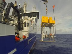 videnskabeligt udstyr sænkes ned i dybhavsgrav. fra tidligere ekspedition.