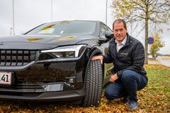 Vinterdæk er fremstillet af gummiblandinger, som er bløde og fleksible ved lave temperaturer. Derfor giver vinterdæk bedre kontrol over bilen ved vejtemperaturer under syv grader og i perioder med sne og slud på vejbanen, fortæller adm. direktør Georg Nielsen fra Continental Dæk Danmark A/S.