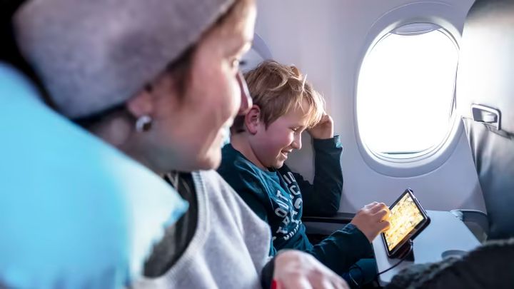 En tablet med lærerige spil eller god underholdning kan være guld værd når man rejser med små børn.