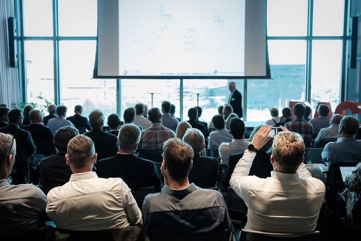 COVID-19-krisen er kommet på tværs af mange virksomheders arbejde med kompetenceløft i strukturfondsprojektet Compress. Med hjælp fra Danmarks Erhvervsfremmebestyrelse og EU's Socialfond forlænges projektet med yderligere 16 måneder og breder sig til alle sektorer. Foto: Jesper Voldgaard
