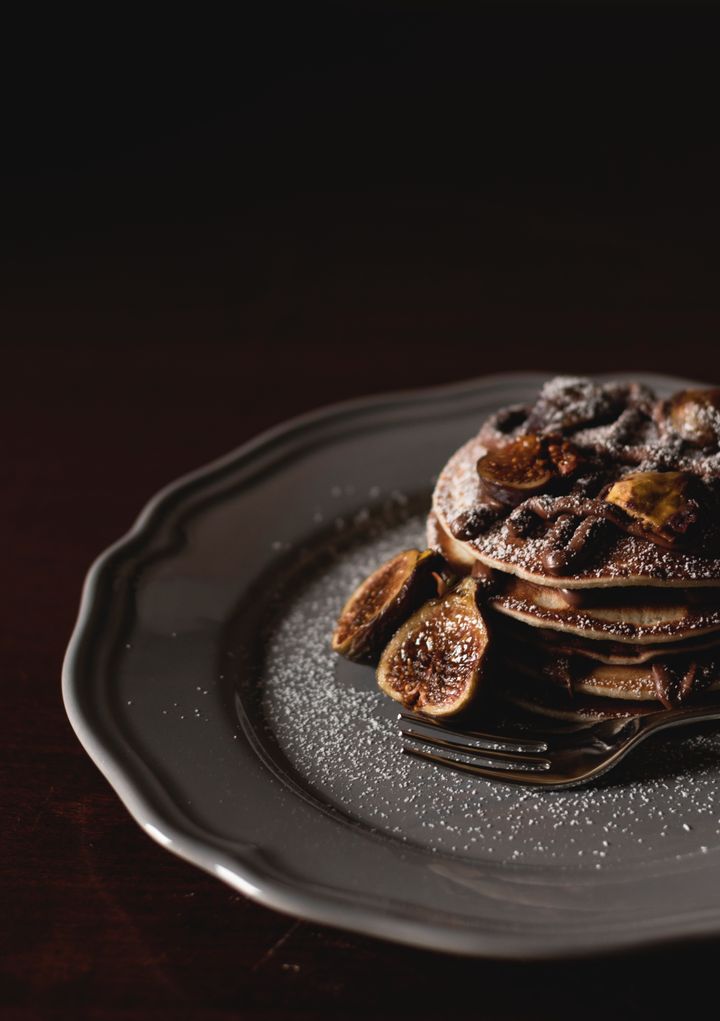 Pandekager skal spises lune. Og det er næsten kun fantasien, som sætter en begrænsning for, hvilket fyld man kommer i pandekagerne. Pandekagen her er med figen og chokoladesovs, og smager ganske vidunderligt. Men man kan også tviste selve pandekagen i flere forskellige varianter. Foto: PR.