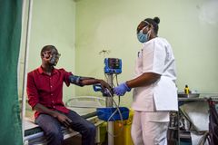 En Læger uden Grænser-ansat tilser en patient i Kenya. © MSF/Paul Odongo