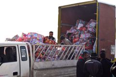 Nødhjælpen fra Mission Øst læsses over i mindre lastbiler, så det er nemmere at komme ind i det krigshærgede Mosul med hjælpen til 2.100 irakere fanget i kampene.