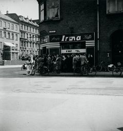 Kø foran en Irma-forretning i Halls Allé i København under folkestrejken i 1944. Foto: 
Ella Haahr, Nationalmuseet.