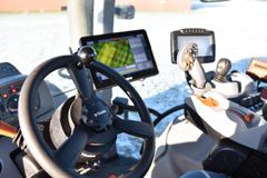 Landmand Henrik Christensen har opgraderet sin traktor med en TMX 2050-skærm samt autostyring. Foto: PR.