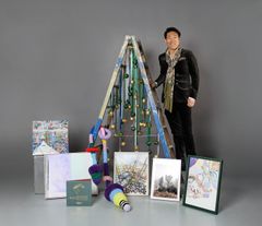 Gallerist Christoffer Egelund har pyntet årets kunsttræ. Det består af i alt seks værker, fra nogle af de mest anerkendte kunstnere i galleriet, som har doneret originale værker til dette års utraditionelle juletræ. FOTO: Rasmus Sigvaldi