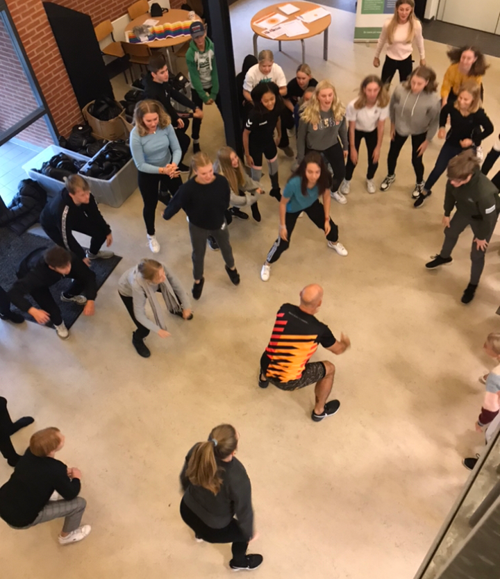 Kick off på Hjerting Skole, hvor eleverne prøver kræfter med fysiske selvtillidsøvelser, inden de sættes i gang med forløbet 'Ung privatøkonomi'
