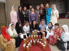Kvinder i Afghanistan lærer at dyrke og sylte grøntsager og sælge dem på markedet. Foto: Mission Øst
