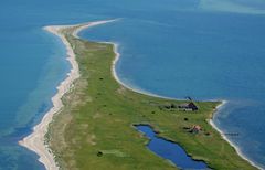 Ved første øjekast ligner det en af landets mest kendte naturperler, Grenen. Men billedet er faktisk fra Lolland og viser en af øens mange oversete naturattraktioner. Foto: Anders Knudsen, Lolland Falsters Folketidende.