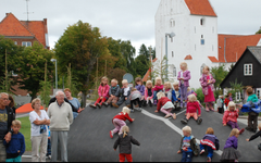 Landsbyklynger har været en succes indtil videre, viser ny evaluering.