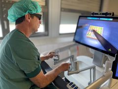 overlæge og kirurg Vladimir Karas afprøver den nye operationsrobot