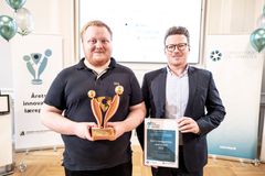 Anders Bak Christiansen og Jesper Kvistgaard fra Grundfos modtog prisen Årets Innovative Læreplads.