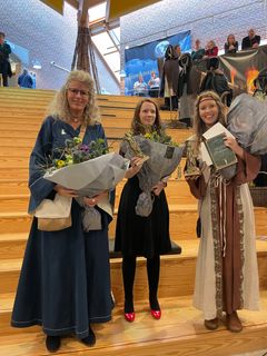 Bettina Liane (tv) og Nathali Liane (th) er forfattere til "Arven fra fortiden", der vandt prisen for Årets Danske Fantasyforside. Forsiden er lavet af grafiker Karin Hald (i midten). Foto: Turbine