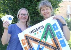 Line Højland og Susanne Madsen fra Mission Øst har udviklet et brætspil, der skal give børn og unge viden om nødhjælpsarbejde. Foto: Svend Løbner, Mission Øst