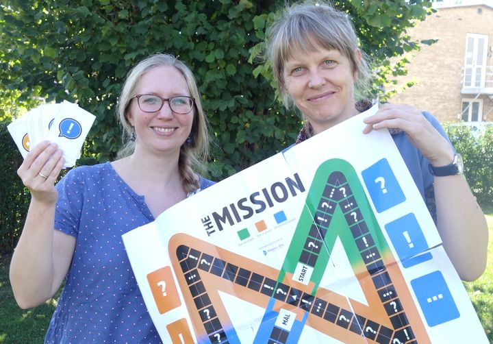 Line Højland og Susanne Madsen fra Mission Øst har udviklet et brætspil, der skal give børn og unge viden om nødhjælpsarbejde. Foto: Svend Løbner, Mission Øst