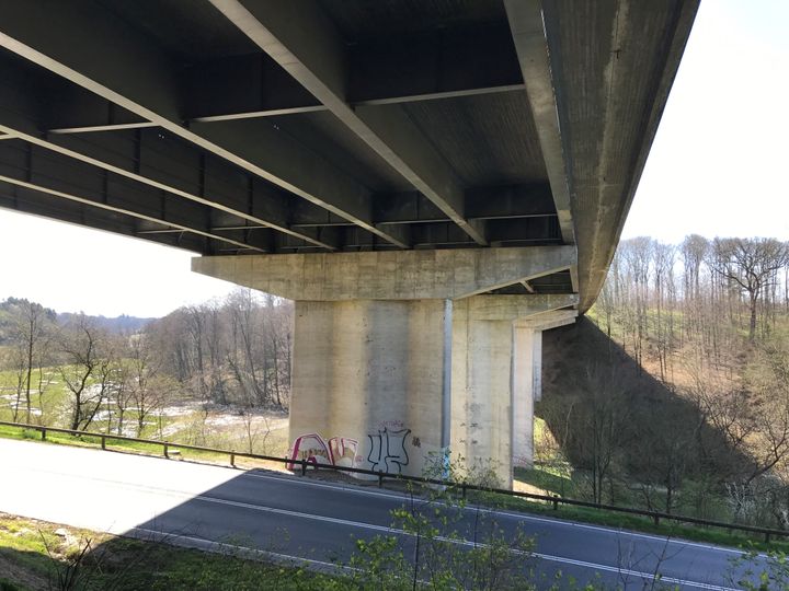 Hylkedalsbroens stålkonstruktioner får ny overfladebehandling. Foto: Vejdirektoratet.