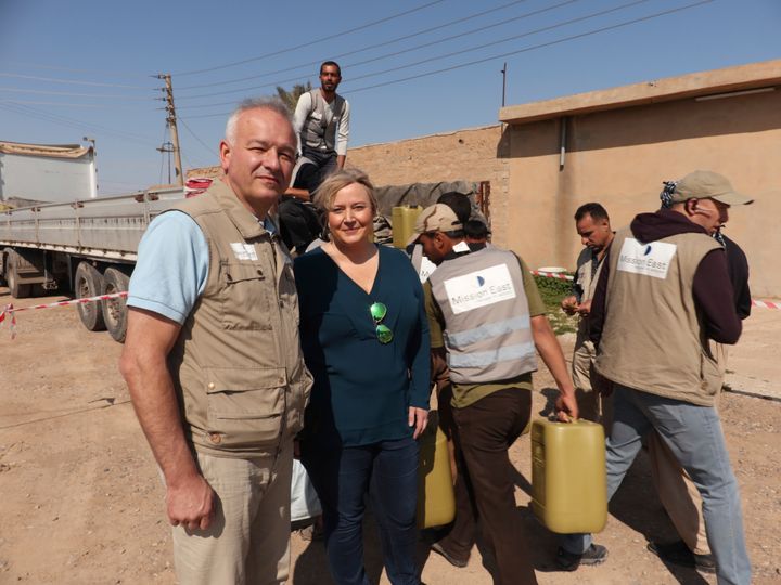 Folketingsmedlem Christina Egelund besøgte tirsdag en befriet landsby øst for den irakiske by Mosul for at deltage i en nødhjælpsuddeling. Her er hun sammen med Mission Østs generalsekretær Kim Hartzner.
