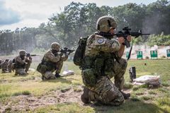 Danske Hjemmeværnssoldater træner skydning med amerikanske våben