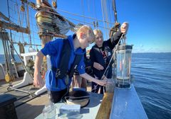 Tusindevis af børn har under projekt Hovedet i Havet fået gode oplevelser fra havet og selv fået fingrene i dyr, plante og vandprøver. Foto: Hovedet i Havet