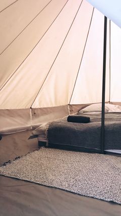 Det er ikke klassiske telte, der stod og ventede på sommerens gæster. For at nyde øens ro skal man ligge rart.