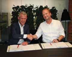 Søren Harding fra Altibox og Henrik Møller Nielsen fra OpenNet giver håndslag på den nye aftale