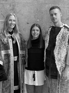Anne Mette Strand Sørensen (i midten) med modeller iklædt hendes kollektion "Grief is fluid". Pressefoto/VIA University College