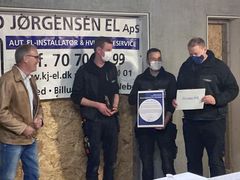 Robert Terkelsen (tv.) overrakte fredag prisen til Knud Jørgensen El. Foto: Billund Kommune
