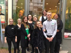 Ni salgselever overtog Louis Nielsen i Kolding i tre dage og lærte en masse. Fra venstre mod højre: Cecilie Juhl Petersen,
Christina Geisler Pedersen,
Louise Busch Melchiorsen,
Camilla Madsen, Kimmie Vehage Sørensen,
Gabriella Randall Christensen,
Line Riis, Uffe Weinert Enevoldsen,
Michelle Ravnkilde Hansen