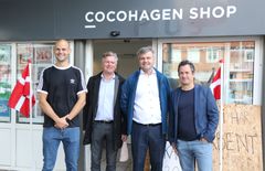 Stifter af Cocohagen, Asbjørn Diemer, sammen med udvalgsformand Lars Søndergaard, borgmester Thomas Lykke Pedersen og Thomas Jürgensen fra Humlebæk Erhvervsforening.
