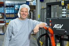 Karsten Rokkedal, produktionschef hos Dragsbæk, har med førerløs truck frigjort arbejdskraft til at skabe et kvalitetsløft i margarineproduktionen.